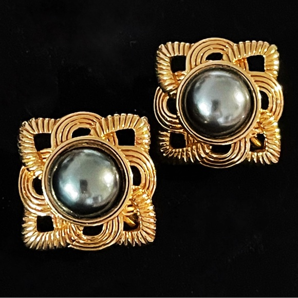 ✨Elegant Vintage Pearl Clip On Earrings - Picture 1 of 3